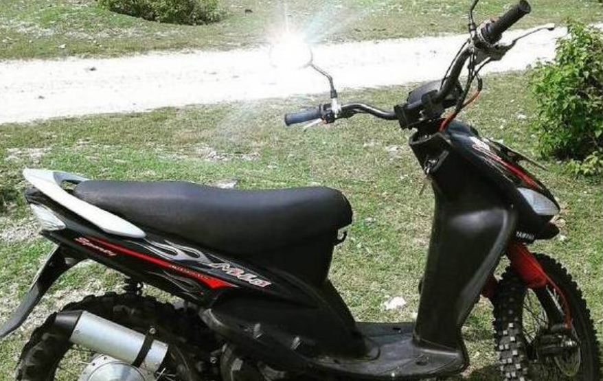 Berlanjut kita lihat gambar modifikasi motor mio j yang ke 3, bisa anda lihat dengan warna orange yang sangat mencolok mata mampu menghipnotis siapapun yang melihat. Modifikasi Mio Sporty Jadi Trail Belajar