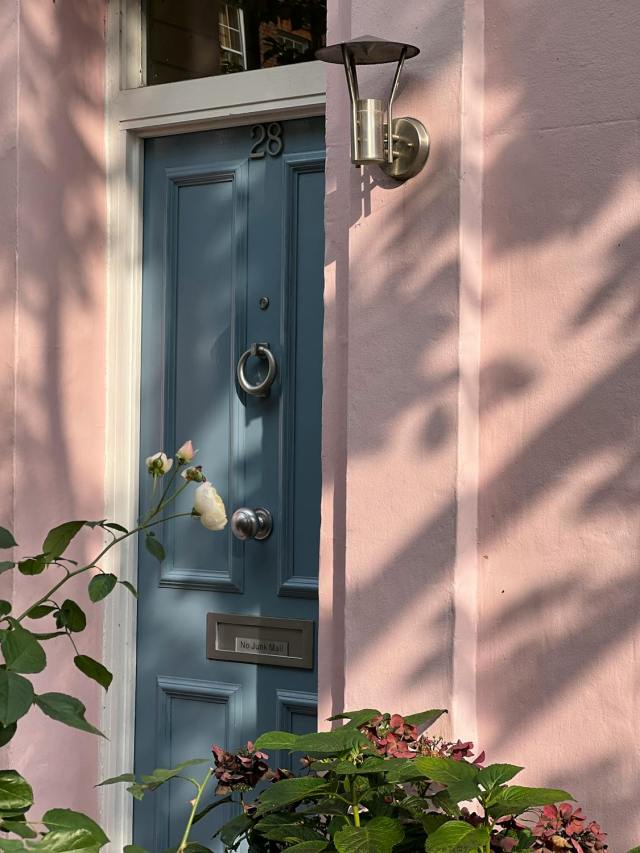 A closed door | Source: Pexels
