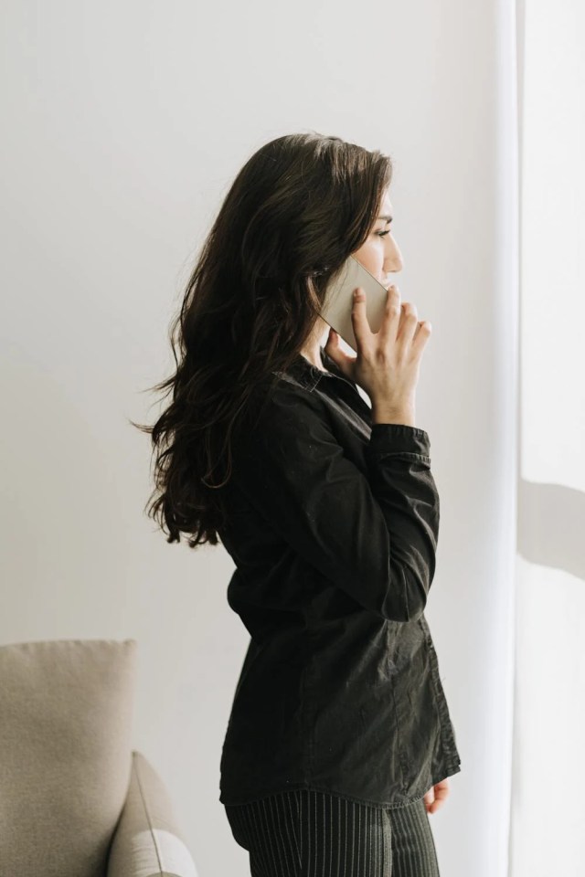 A determined woman talking on her phone | Source: Pexels