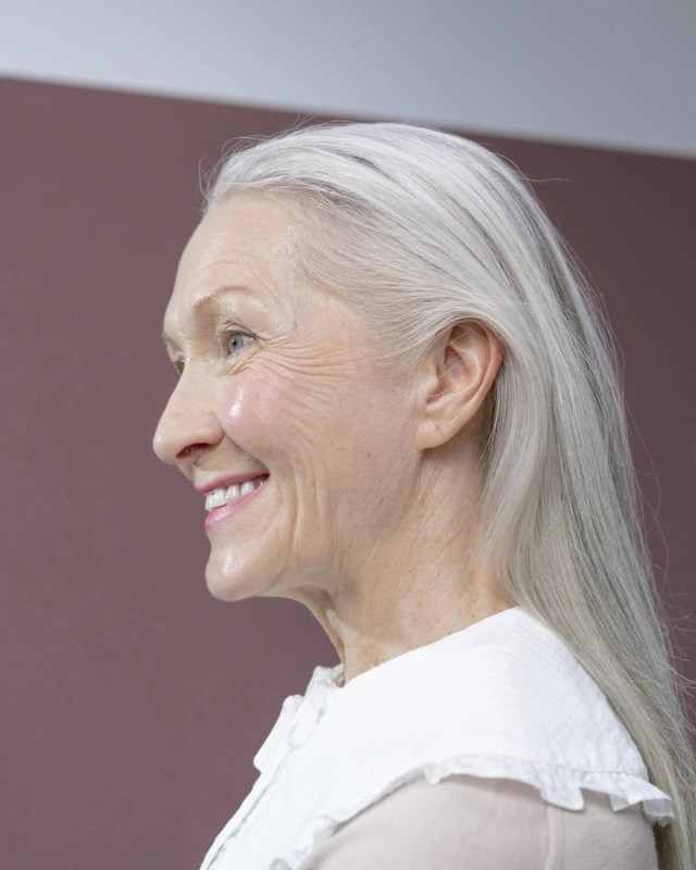 A mature woman with a fake smile | Source: Pexels