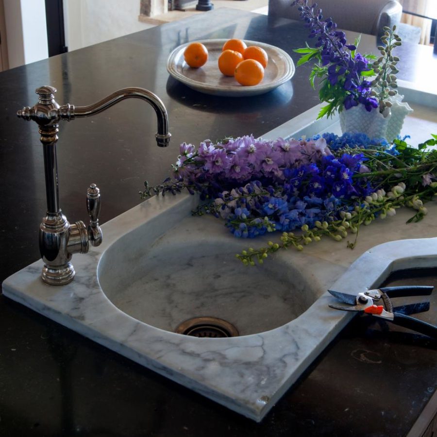 Modern Kitchen Sinks Adding Decorative Accents to ...