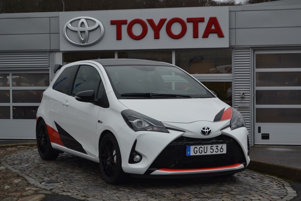 2017 Toyota Yaris Debuts With More Than 900 New Parts 1780Car body 2043 postage.