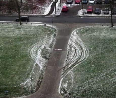 toegang tot parkeerterrein is afgesloten met een hefboom, maar je kunt gewoon om de hefboom heen rijden.