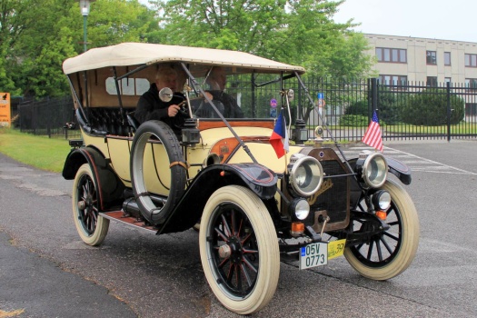 Solve buick jigsaw puzzle online with 54 pieces