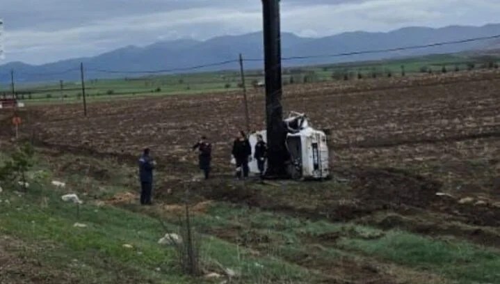 Otomobil reklam direğine çarptı; 1 ölü