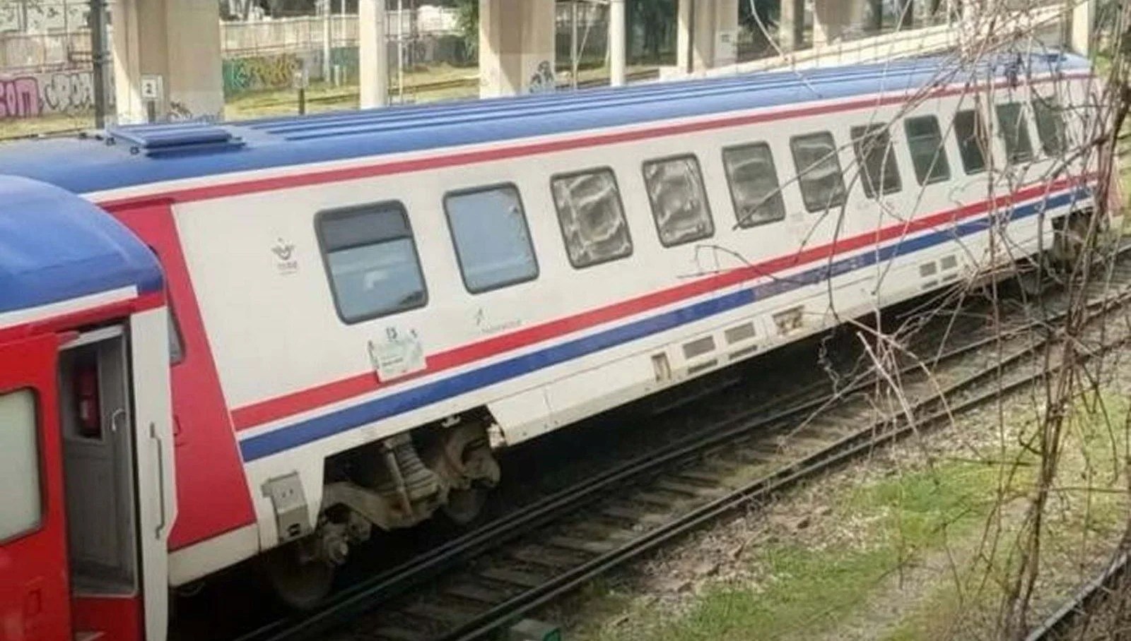 İzmir'de bakımdan dönen treninin vagonu raydan çıktı