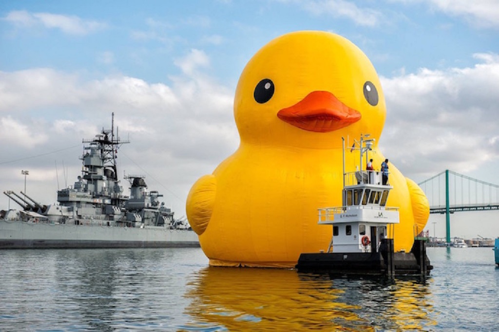 This is the world's largest rubber duck, and it willl soon invade canada