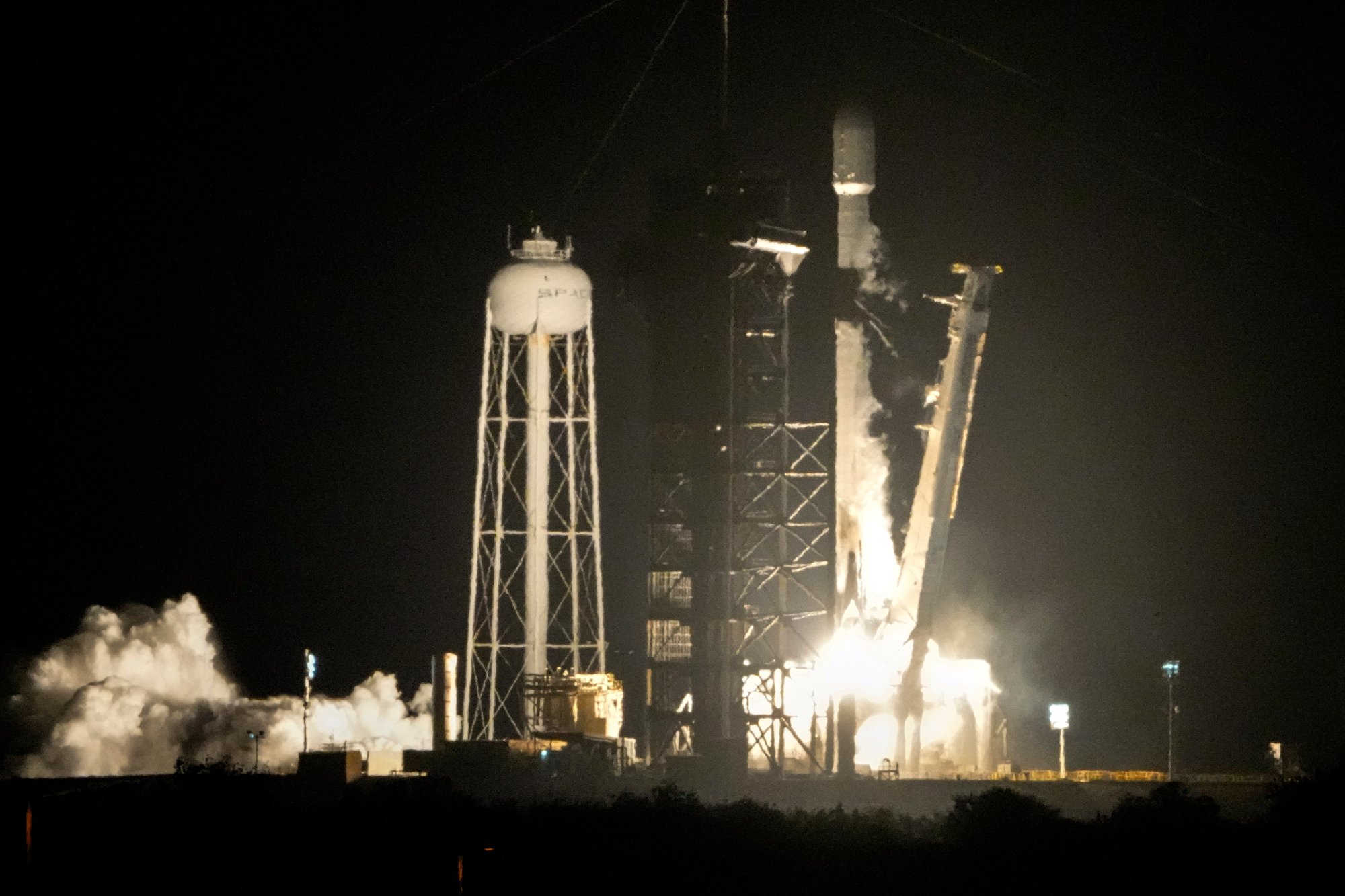 Elon Musk rakétájának egy darabja valószínűleg a Holdba csapódott