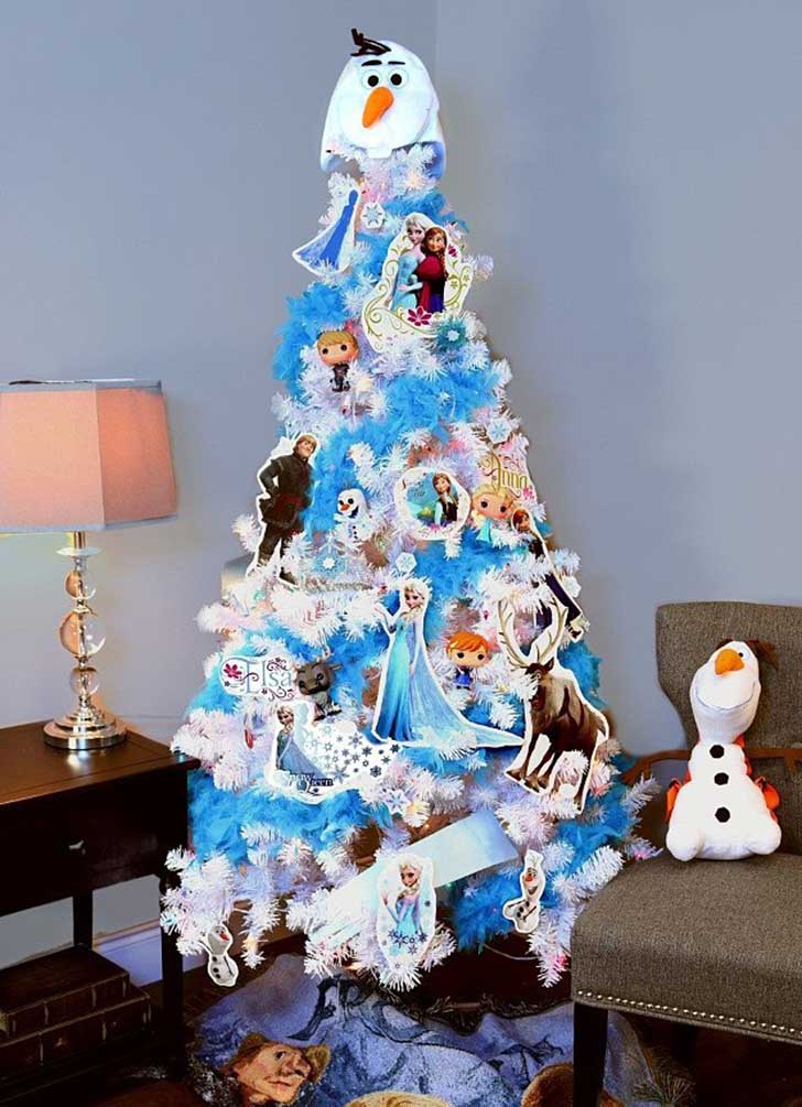 A christmas tree adorned with twinkling lights and ornaments is an essential holiday decoration. 29 Ã¡rboles de navidad que cualquier fanÃ¡tico de Disney