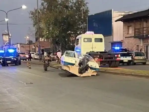 Una lancha se soltó de un tráiler y terminó incrustada contra una camioneta en avenida Perón