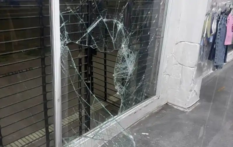 Adolescentes de 14 y 15 años destrozaron la vidriera de un comercio para robar ropa en Empalme Graneros