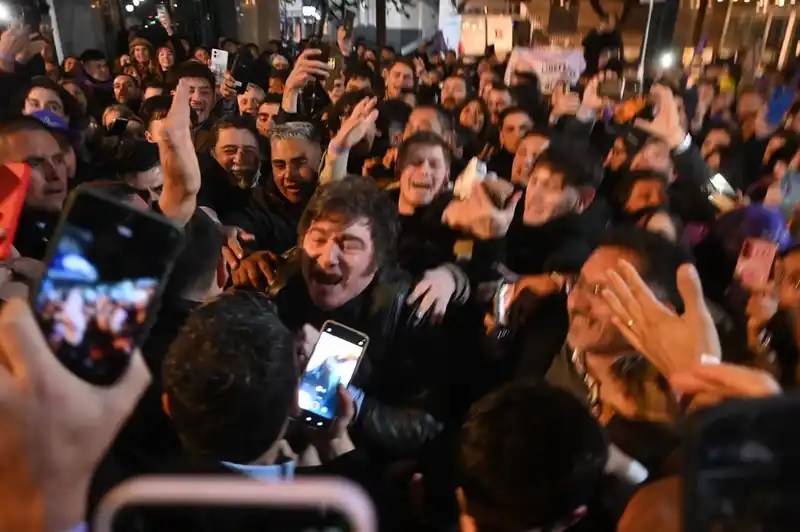 El paso de Milei por Rosario, del discurso en la Bolsa de Comercio al encuentro con la militancia de La Libertad Avanza