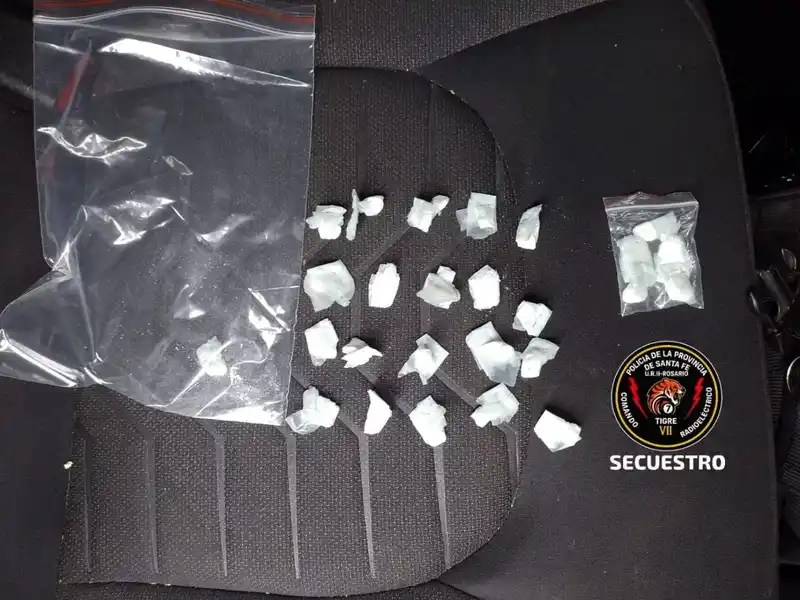 Dos menores y un adulto fueron detenidos con múltiples envoltorios con cocaína en la zona noroeste