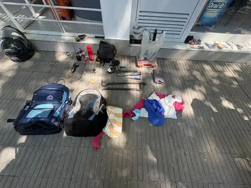 Entraron a robar a un edificio céntrico, maniataron a una mujer y fueron detenidos