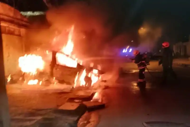Tensión en zona sur por el incendio de un auto que quedó destruido en plena calle