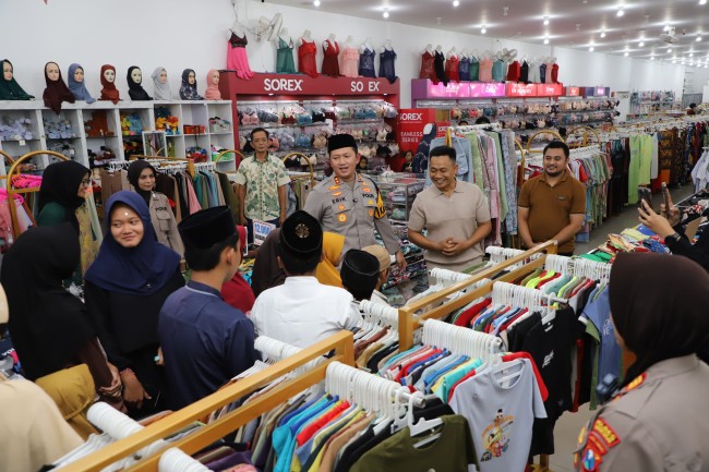 Kapolres Magetan Ajak Puluhan Anak Yatim Borong Baju Lebaran di Mal Maospati, Bebas Pilih Sendiri!
