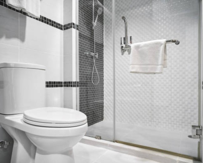 Jangan Cuma Bersihkan Toilet, 7 Benda di Kamar Mandi Ini Juga Wajib Rutin Dicuci