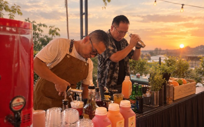 Serunya Nikmati Senja dari Rooftop Swiss-Belinn Malang, Ada Racikan Bartender hingga Live Music