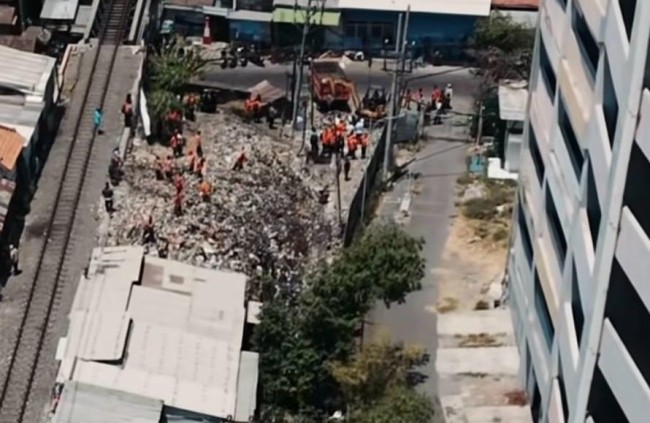 Pemkot Surabaya dan PT KAI Daop 8 Bersihkan Gunungan Sampah Liar di Belakang Pasar Turi
