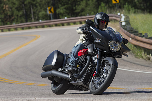 Moto Guzzi MGX-21 (2017) : Riding the 