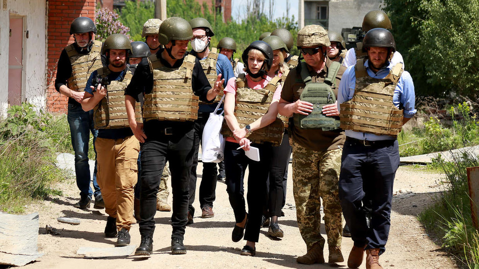 Habeck reist gerade durch die ukraine. âInappropriate & grotesqueâ: German Green Party leader