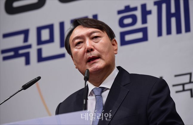 이어 &quot;윤석열 검찰의 그런 행태는 검찰에 대항하면 없는 죄도 만들겠다는 타락&quot;이라면서 &quot;이 사건은 윤석열 총장의 보복수사와 검찰권 사유화 의혹사건이라 명명할만하다&quot;고 거듭 비판했다. ë‹¨ë… ìœ¤ì„ì—´ ì´ì œë¶€í„° ë°°ìš°ë§Œ í•˜ê² ë‹¤ ëŒ€ê¶Œí–‰ë³´ ë°©í–¥ì „í™˜ ì‹œì‚¬