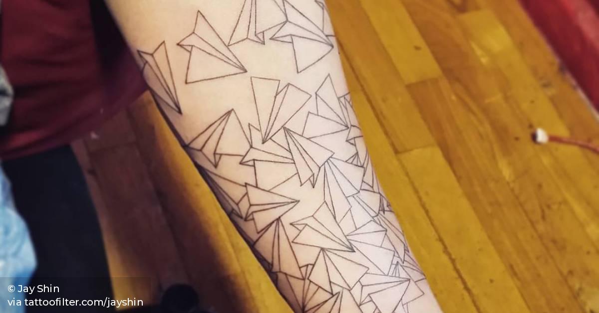 Tatuaje De Una Multitud De Aviones De Papel En El 628_x_1200_jpg