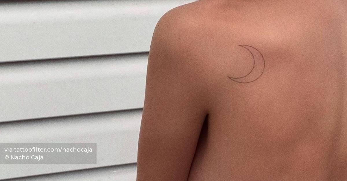 Tatuaje De Una Luna Creciente En El Omoplato Izquierdo 628_x_1200_jpg