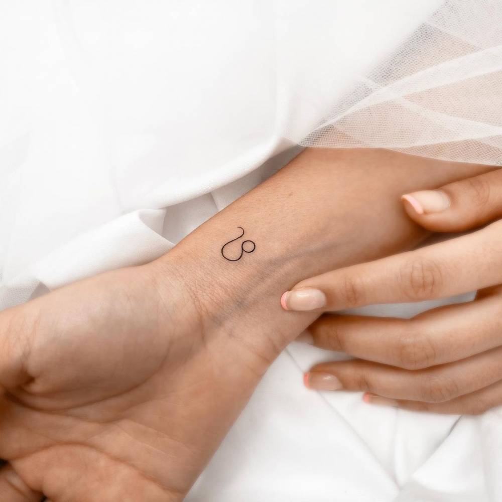 Minimalist Leo Zodia Symbol Tattoo In Fine Line 1000_x_1000_jpg