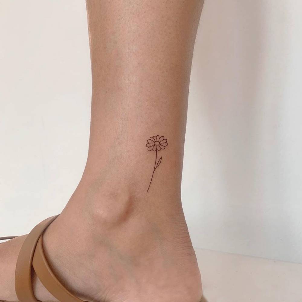 Minimalist Daisy Tattoo On The Ankle. 1000_x_1000_jpg