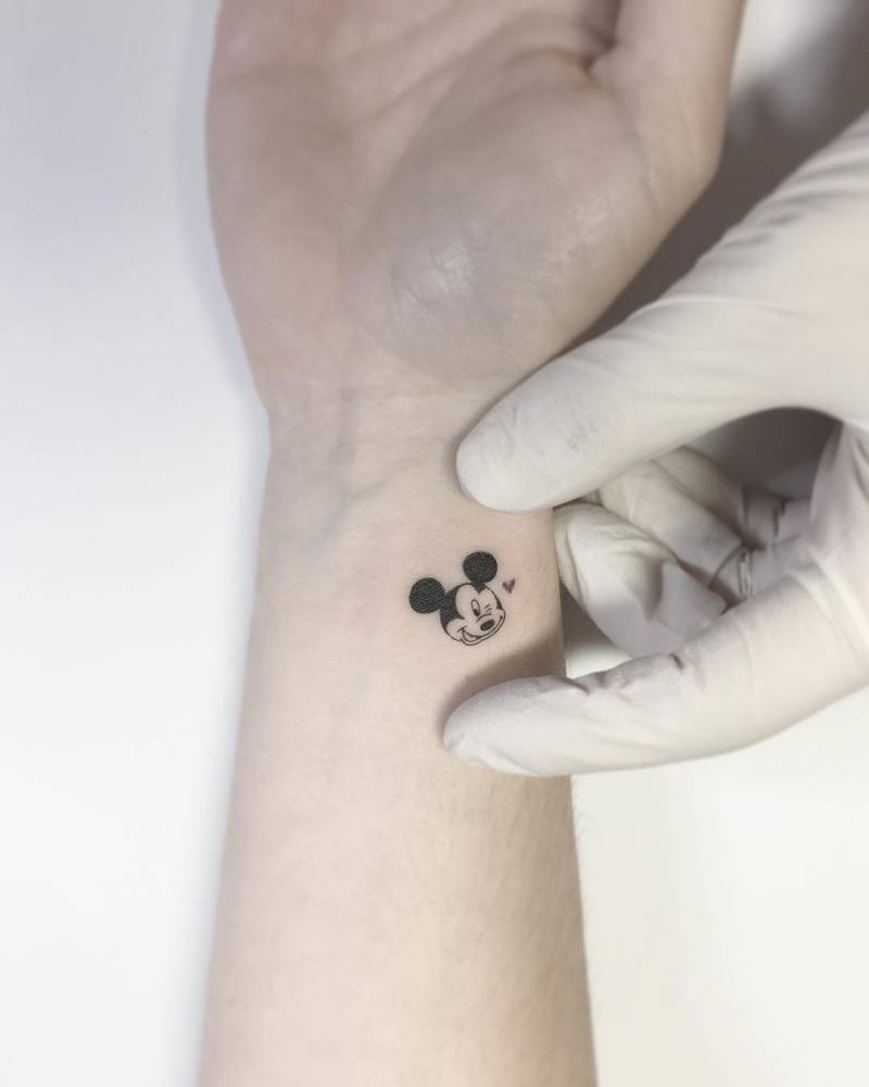 Cobrir tatuagem mickey no pulso 55 Ideias De Tatuagens Para Fazer Com Namorado E Namorada