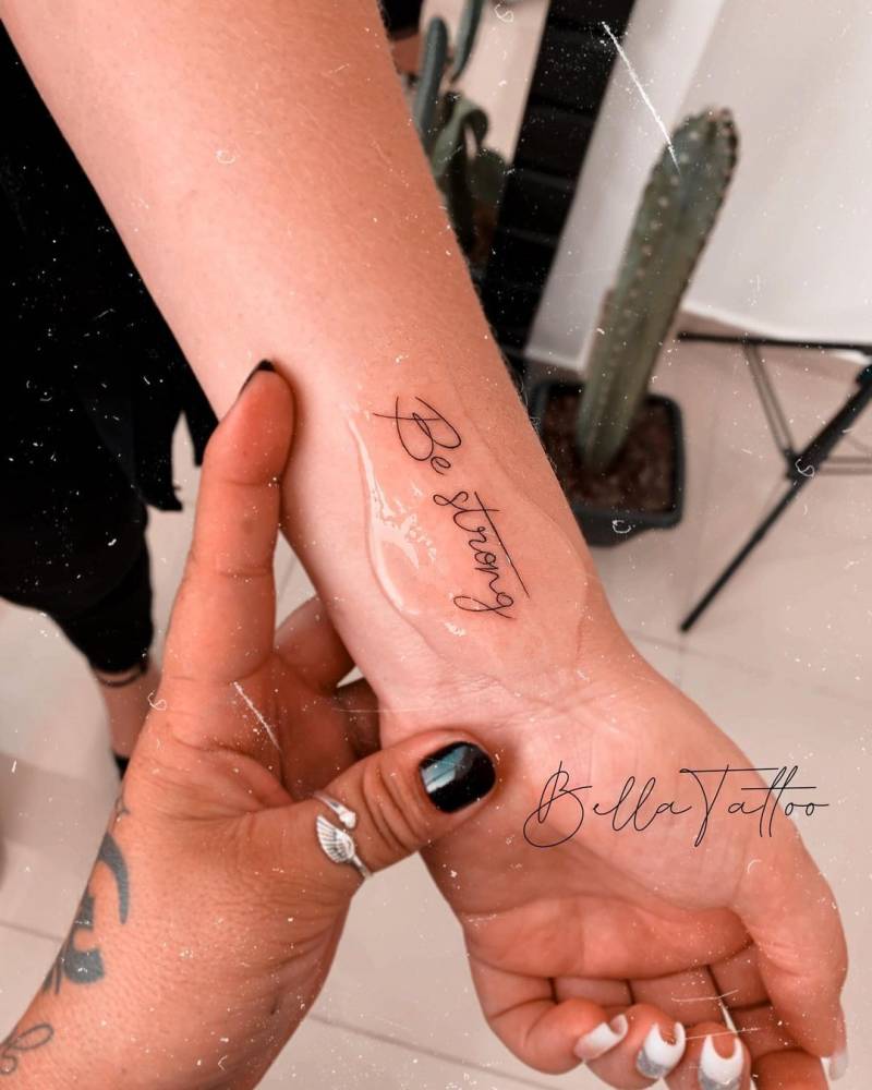 Be Strong" Lettering Tattoo On The Wrist. 1000_x_800_jpg