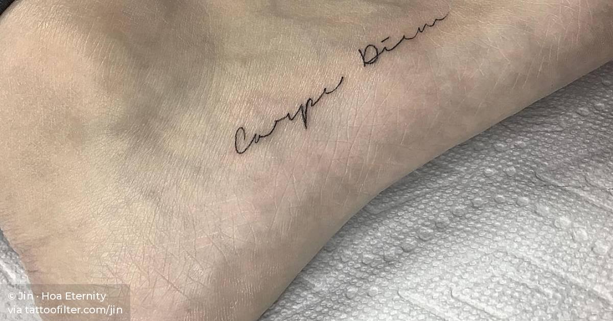 Carpe diem tatuagem no pe 85 Tatuagens No Tornozelo Charmosas Com Fotos Para Se Inspirar