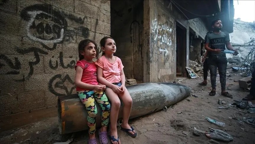 فلسطينيون يحتفلون بـالانتصار على إسرائيل مع بدء سريان وقف إطلاق النار 