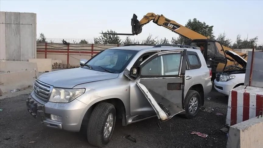 محيط مطار كابل.. ساحة خردة لسيارات المغادرين