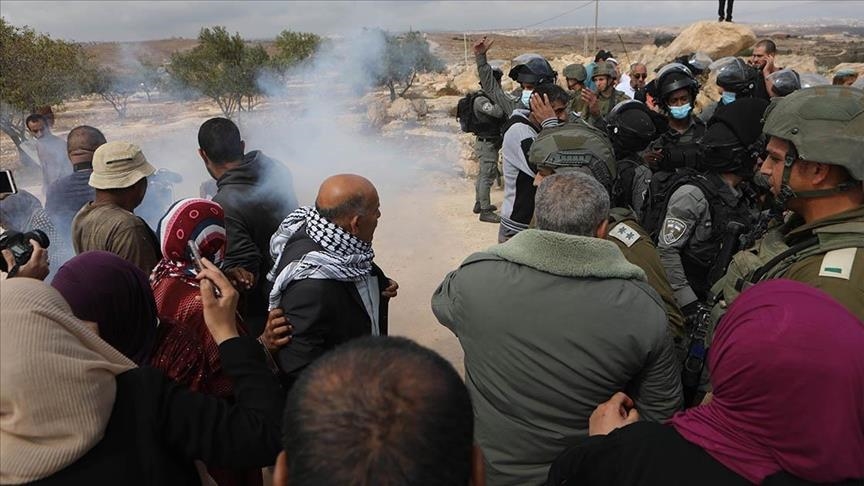 الضفة.. مستوطنون إسرائيليون يهاجمون مركبات فلسطينية بالحجارة