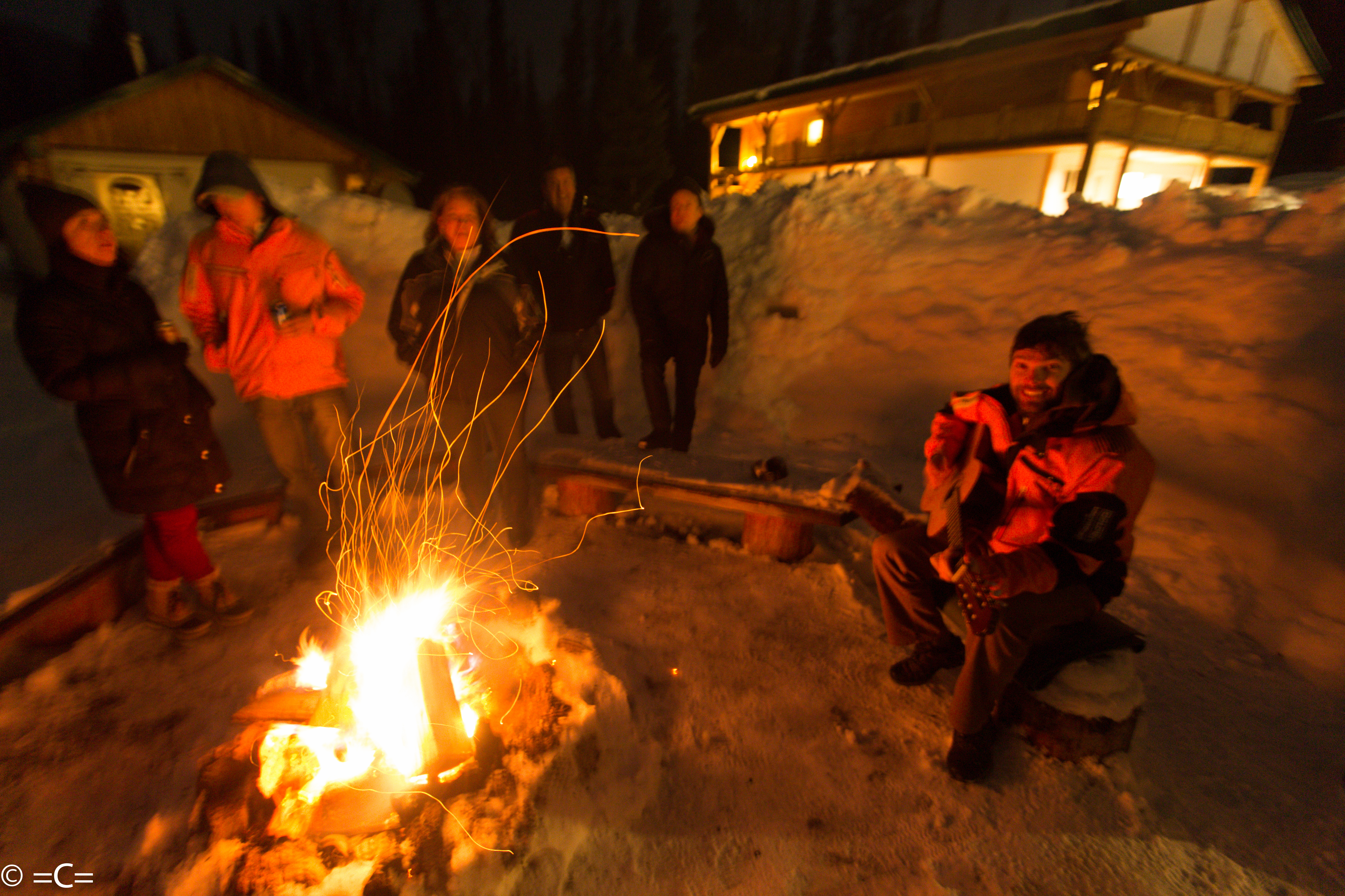 Jamie Whiteside playing guitar
