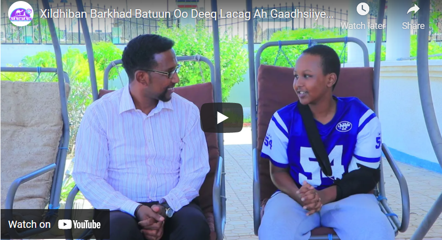 Xildhiban Barkhad Batuun Oo Deeq Lacag Ah Gaadhsiiyey Dadkii Waxyeeladu Kasoo Gaadhay Dartii Waqtii