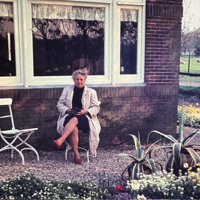 Marie in de tuin