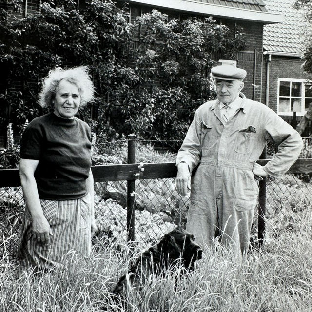 Marie en Cees in de tuin