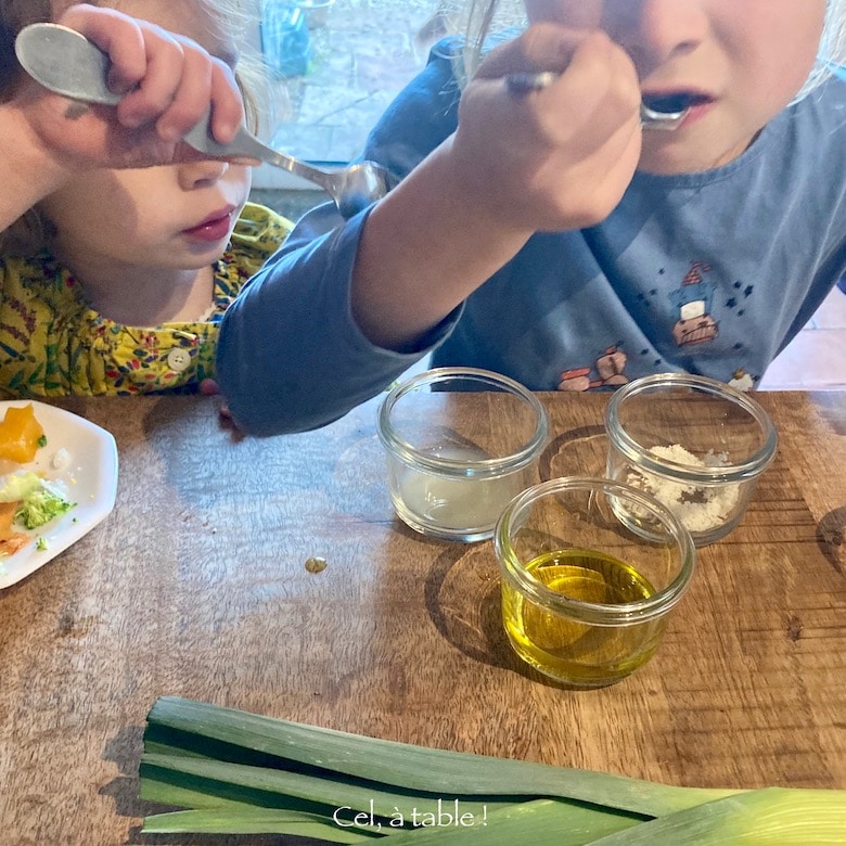 Dégustation de légumes avec des condiments