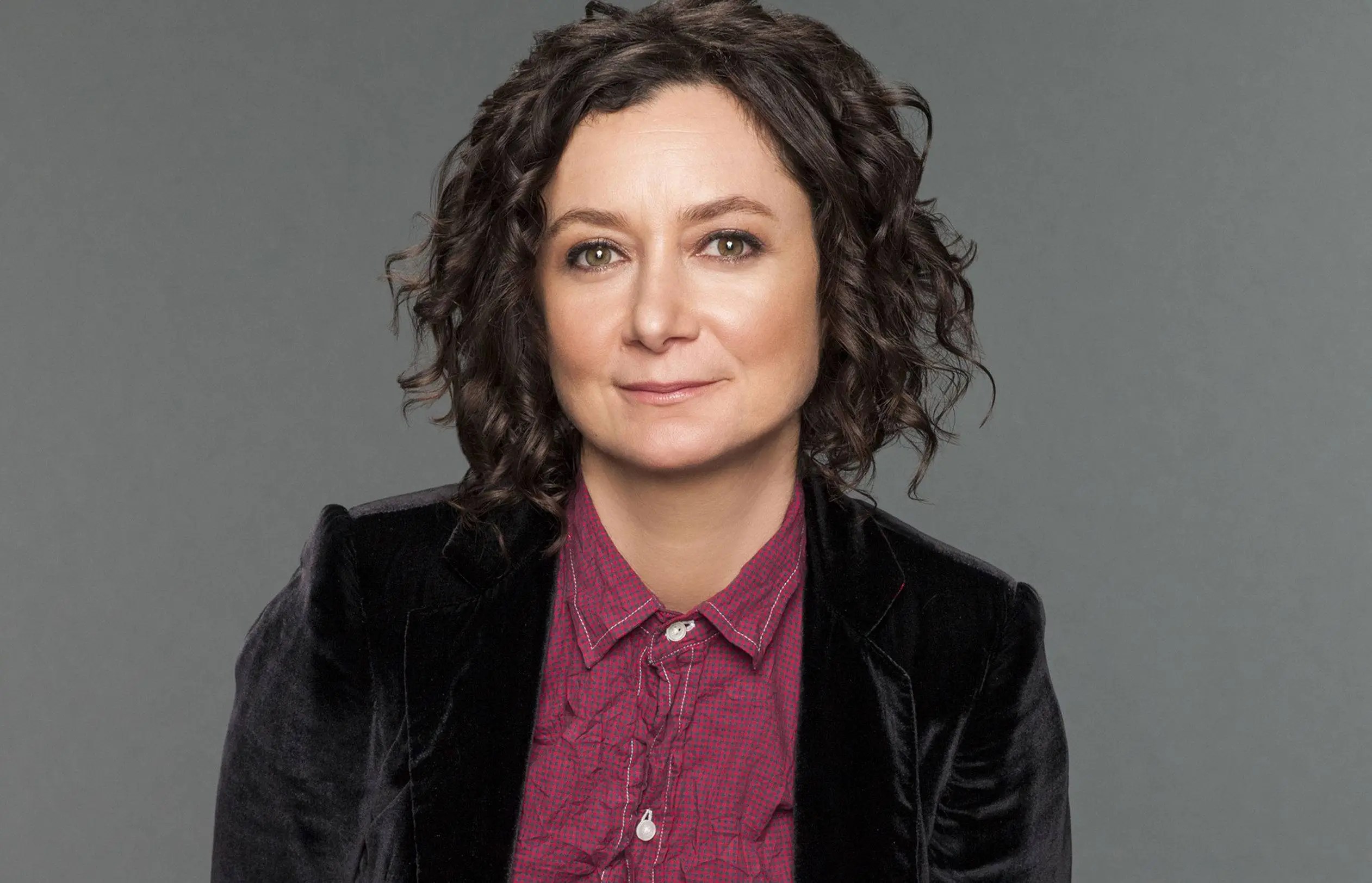 Sara-Gilbert-Biography Sara Gilbert Biography: Age, Height, Wife, Career, The Conners, The Talk, Net Worth, Kids & Facts