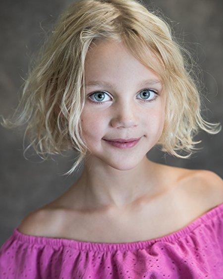 Elle Graham Bio, Age, Height, Boyfriend, Net Worth, Movies and Elle Graham Photo