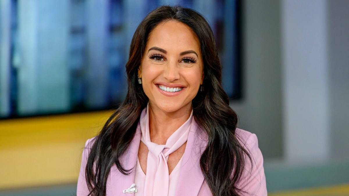 Emily Compagno Bio, FNC, Age, Family, Husband, Height, Salary