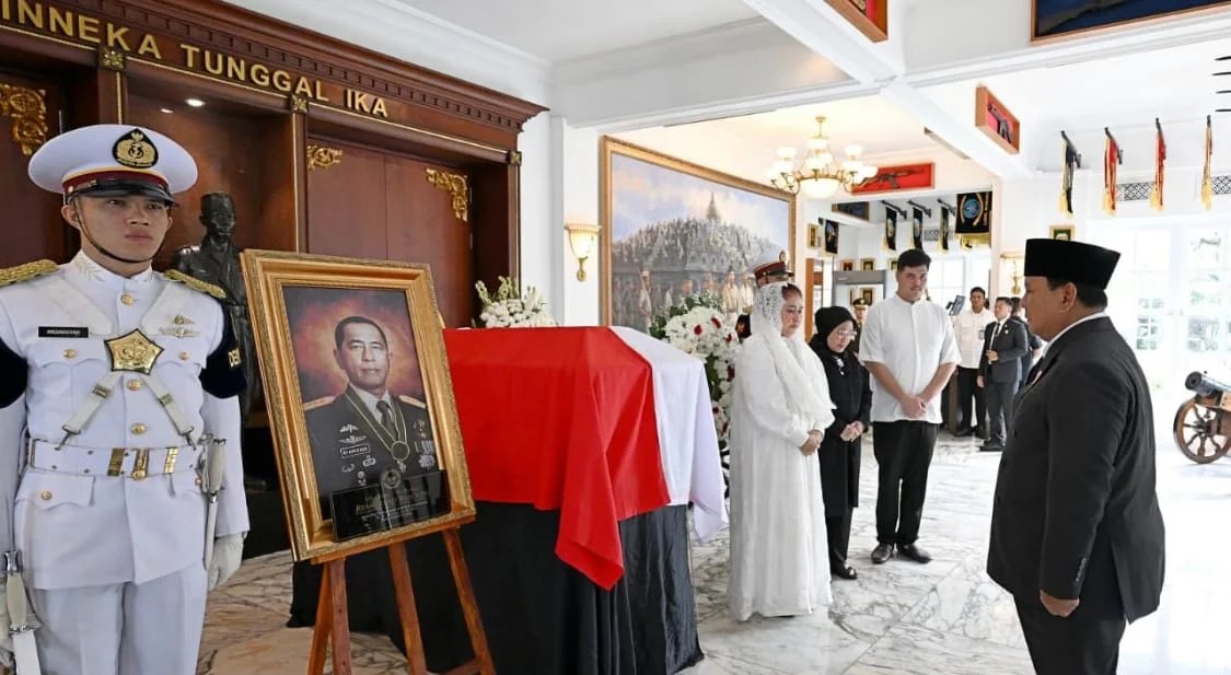 Presiden Prabowo Hadiri Pemakaman Jenderal Ryacudu
