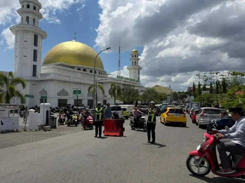 Cegah Kemacetan, Satlantas Polres Wajo Atur Lalu Lintas Jemaah Sholat Jumat