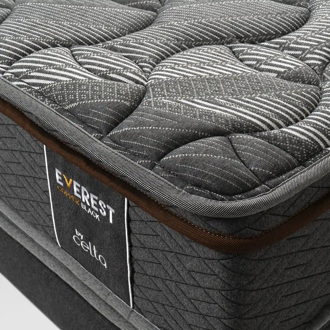Zoom de la esquina del colchón de 2 plazas Everest Copper Black, mostrando su material con fibras de cobre - Celta.cl