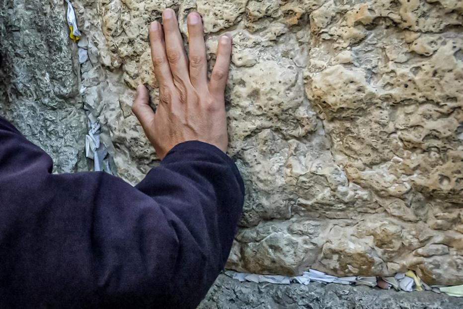 Orando en el Muro de los Lamentos