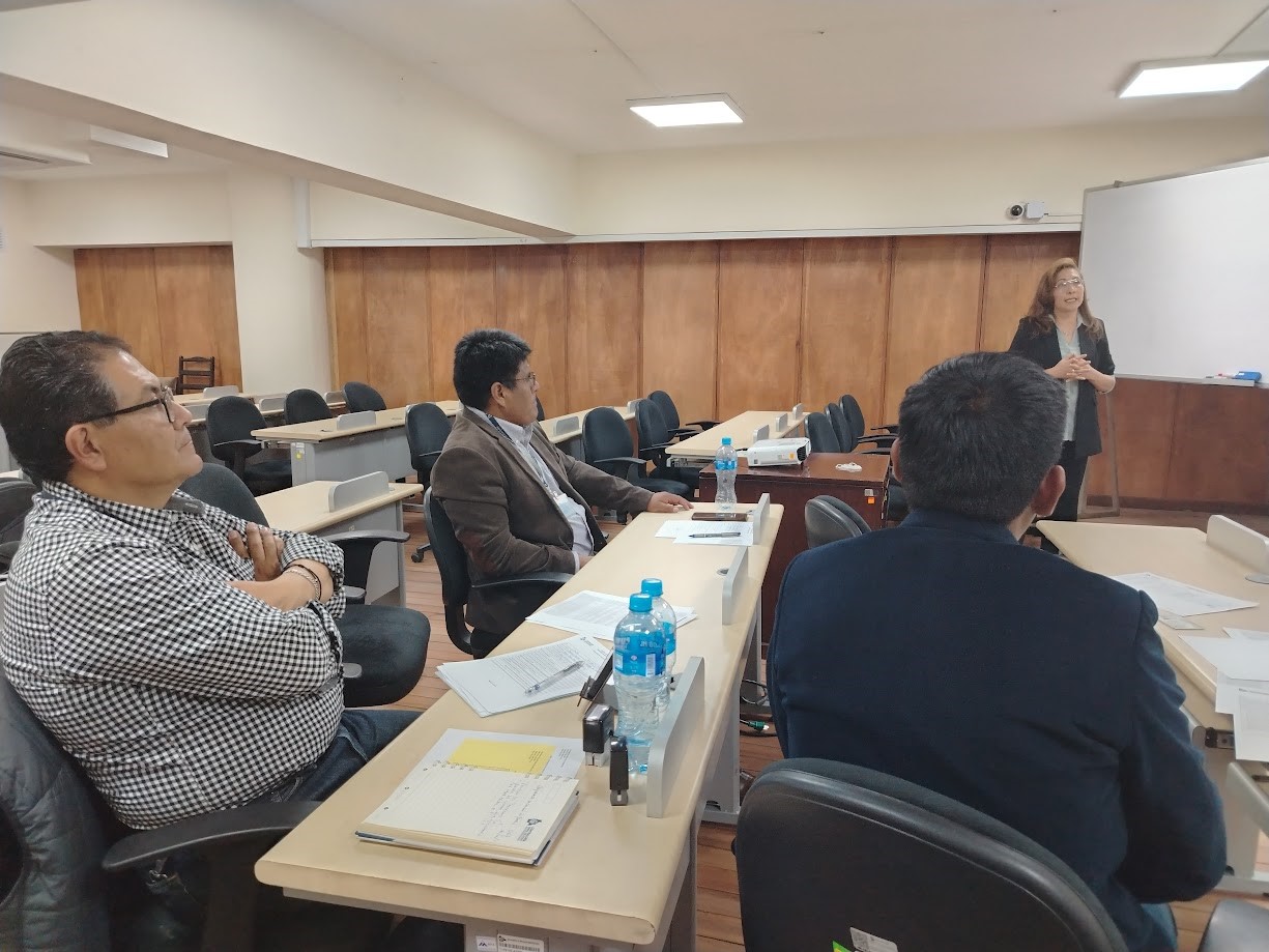 Foto Archivo Cencap. Etapa de la evaluación oral en la que un postulante a docente del CENCAP demuestra sus conocimientos, experiencia y competencias pedagógicas ante la Comisión de Revisión.