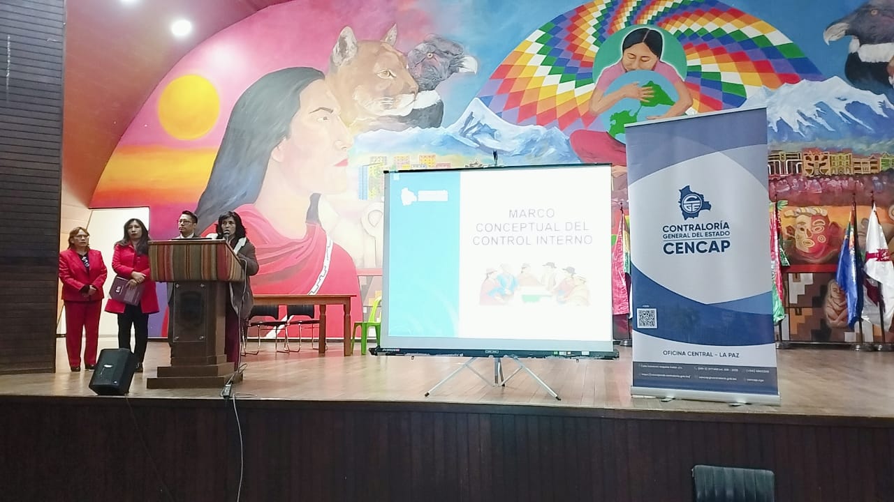 La capacitación en el Seminario Marco Conceptual del Control Interno, fue impartida por la Lic. Sandra Quiroga S., Subcontralora del Nivel Central, junto a su equipo de inspectores conformado por: Lidia Gutiérrez, Carolina Ferrufino y Edwin Alanoca.